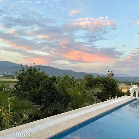 Vilă Gemuetliche Mit Pool, Extravagant, Luxurioes Ula