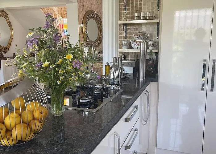 Villa Gemuetliche Mit Pool, Extravagant, Luxurioes *