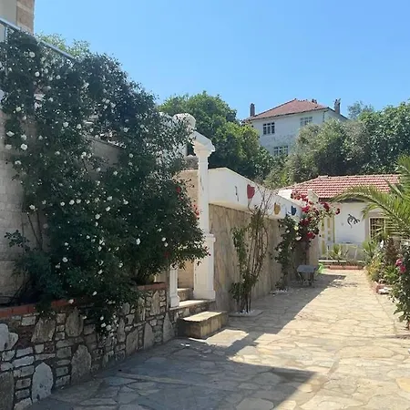 Villa Gemuetliche Mit Pool, Extravagant, Luxurioes Ula